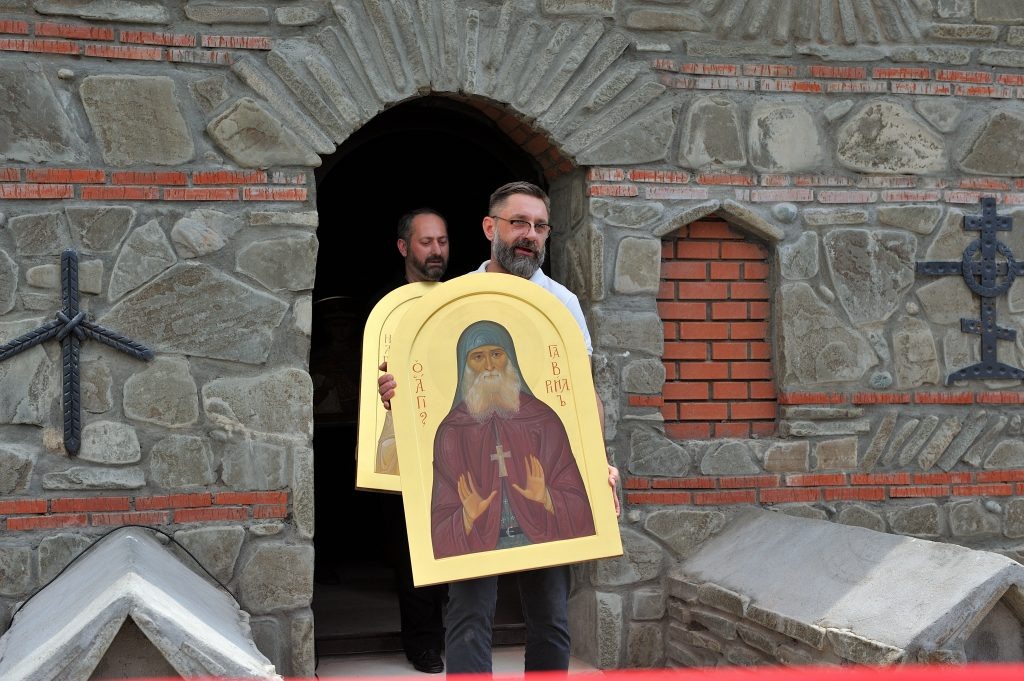 Председатель правления Фонда Архангела Михаила Павел Гончаров и глава грузинской диаспоры в России Давид Цецхладзе выносят из храма прп. Гавриила иконы для их освящения