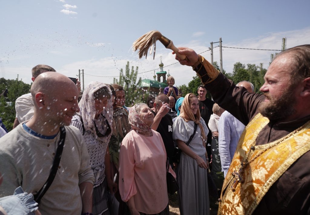 Благочинный храмов Заокского района Тульской области о. Евгений совершает освящение икон