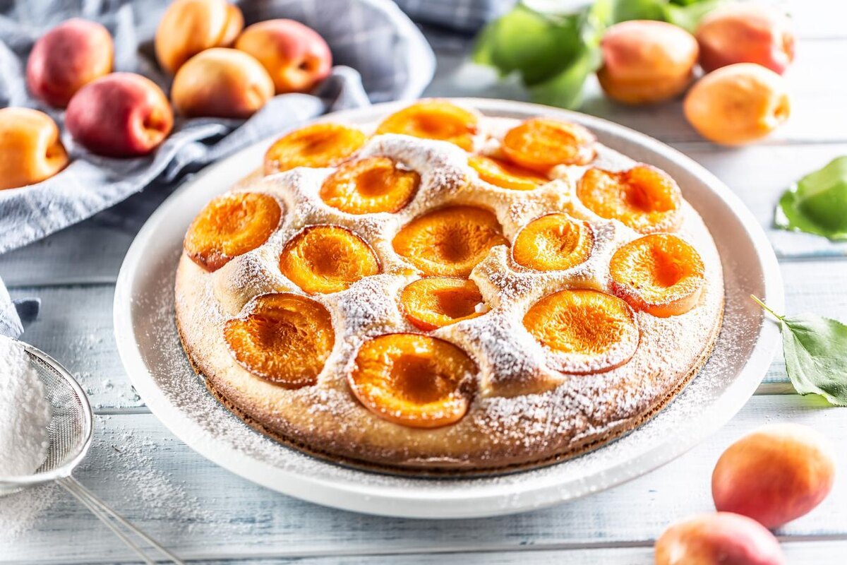 Marian Weyo/Shutterstock📷В абрикосах много клетчатки, особенно растворимой. Она помогает поддерживать нормальный уровень сахара и холестерина в крови