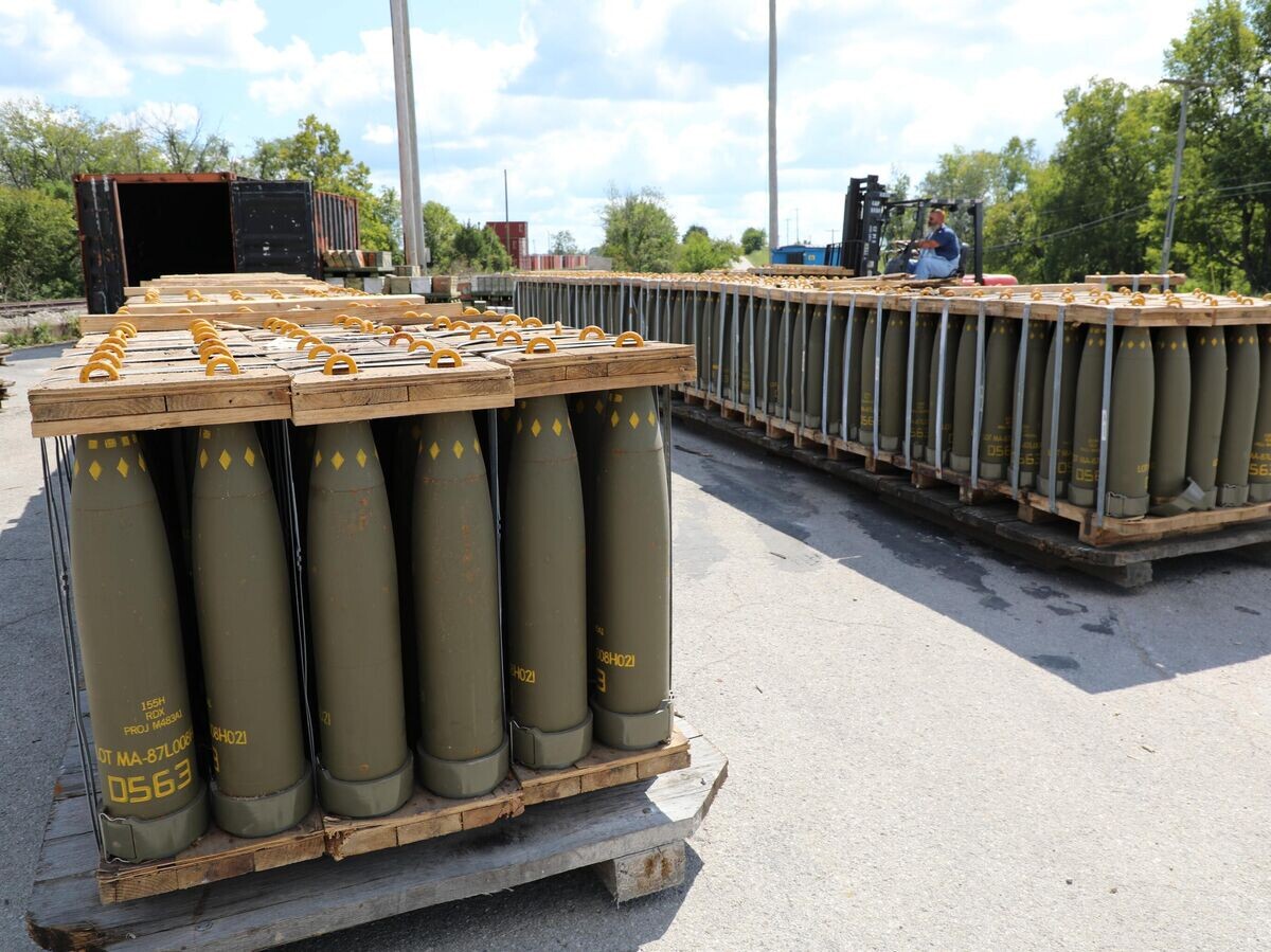    Поддоны со 155-мм снарядами на военном складе в штате Кентукки, США© Фото : Dori Whipple