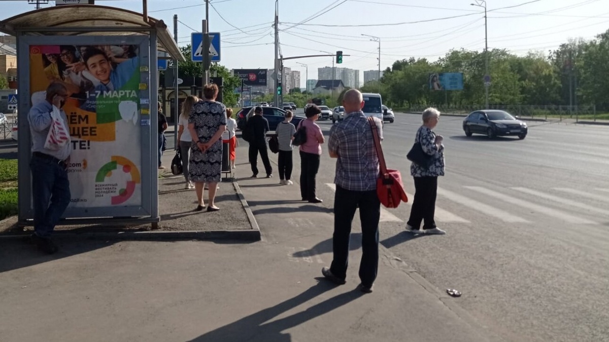    Саратовцы в 30-градусную жару ждут автобус на остановке более часаНовости Саратова и области – Сетевое издание «Репортер64»