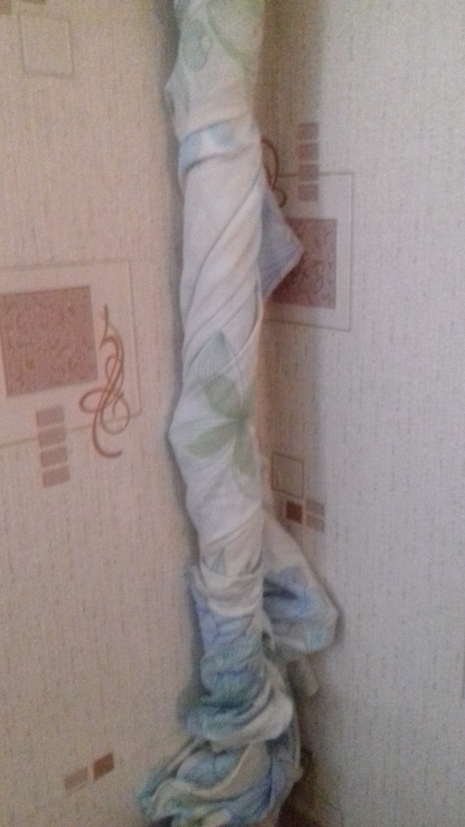 Обмотала трубы простынями и  ночными сорочками.Фото автора.