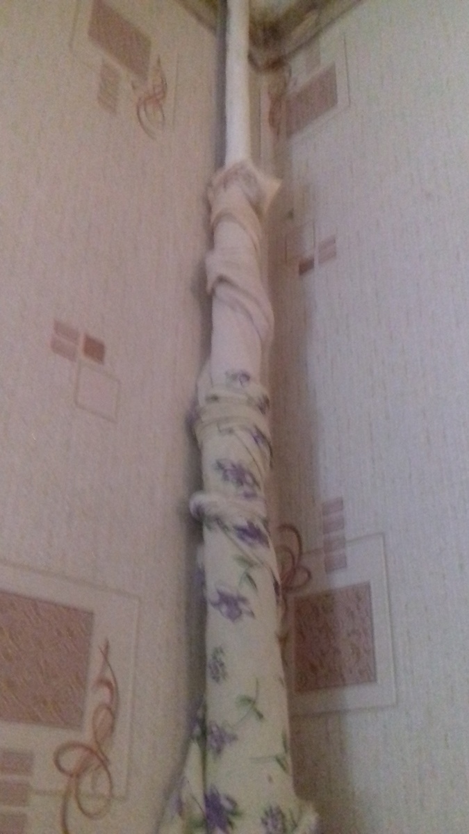 мое фото.Обмотала трубы простынями и своими ночными сорочками.