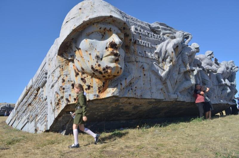 барельефы после обстрелов 2014 г.