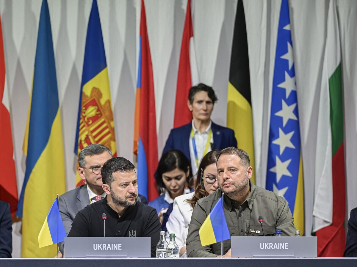    Владимир Зеленский и руководитель Офиса Президента Украины Андрей Ермак на конференции по Украине в Швейцарии© AFP 2024 / Pool/Urs Flueeler