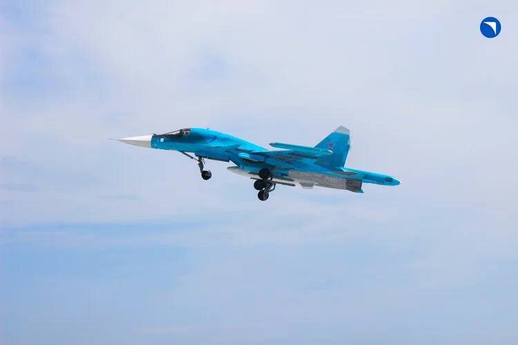 "Ростех" отчитался об отправке очередной партии новых Су-34 в войска. После начала СВО объемы производства самолетов данного типа выросли - на текущий момент это одна из основных рабочих лошадок ВКС. Основные поставки изделий с УМПК на голову противнику идут от них