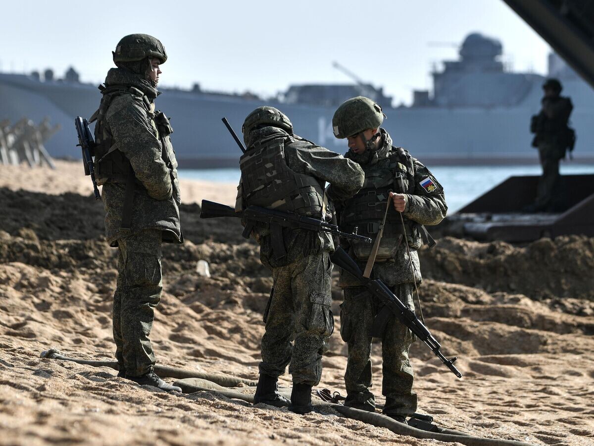    Военнослужащие во время высадки десанта морской пехоты во время учения в Крыму© РИА Новости / Константин Михальчевский