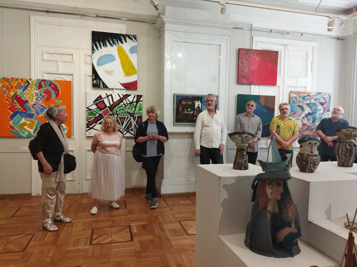 Члены выставкома (слева направо): Мила Сапожникова-Дук, Ираида Покладова (Архангельская), Елена Ненастина, Владимир Матвеев, Юрий Попков, Срегей Радюк, Алексей Крайнюков. 