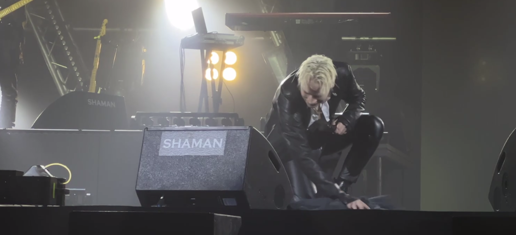     Шаман вытирает сцену. Источник: t.me/shaman_channel Автор фото: Скриншот видео