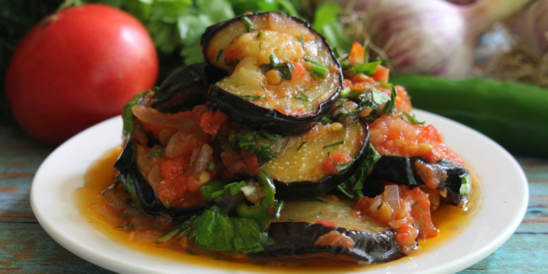 Жареные баклажаны с помидорами, луком и чесноком