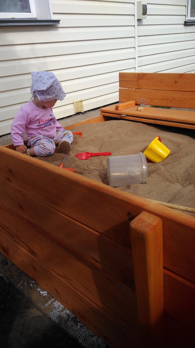 ...и коробочка превращается в ёмкость с песком и удобными лавочками по краям! Фотографии - май 2020 года.