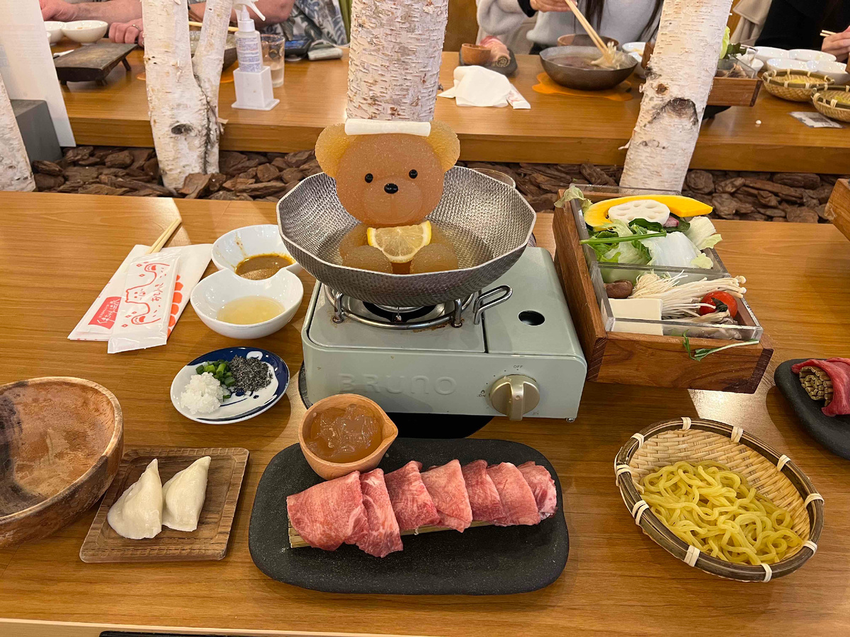 Получается полноценный хот-пот, дают мясо, лапшу, пельмешки и овощи для приготовления вкуснятины.