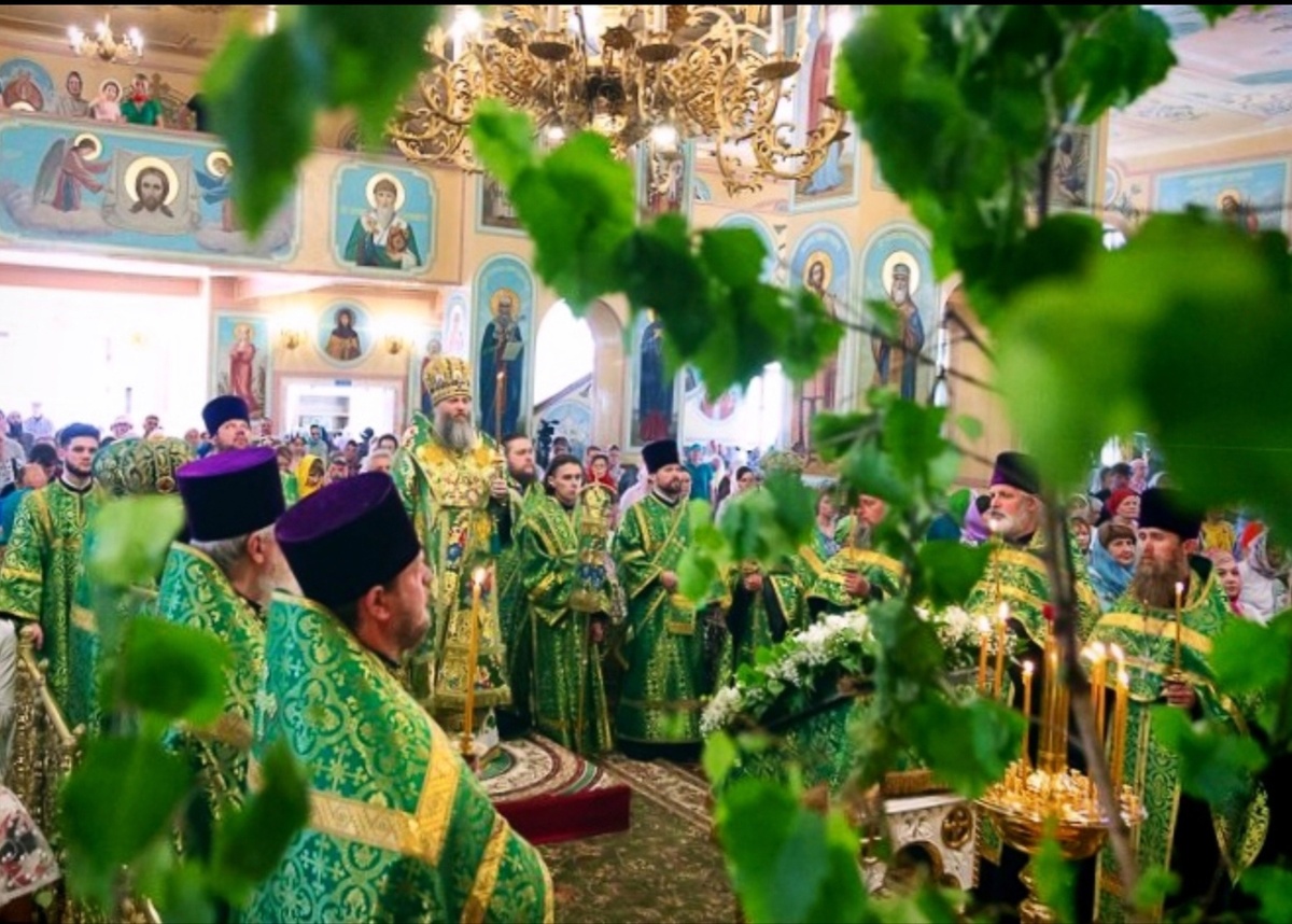 В этот день храмы утопают в зелени. Священнослужители облачаются в зеленые одежды.