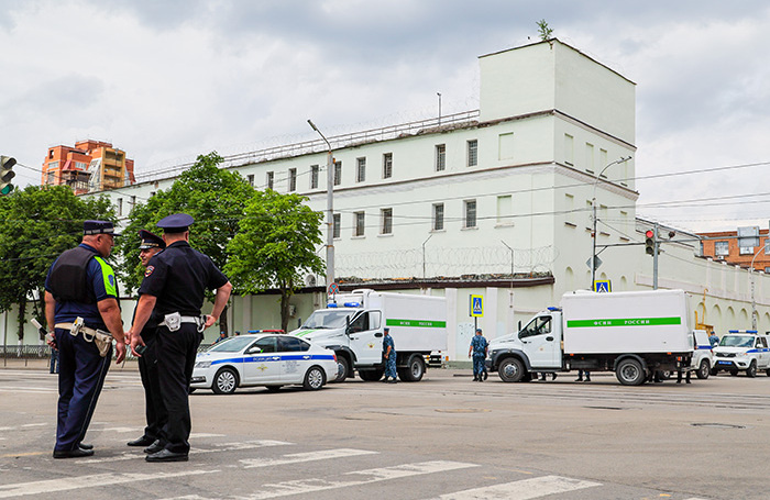    Оперативные службы у СИЗО №1 в Ростове-на-Дону.Эрик Романенко/ТАСС