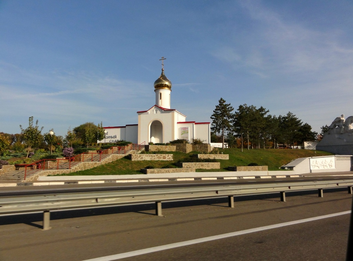 Автомобилисты, следующие по трассе М4, могут попутно любоваться достопримечательностями — многочисленными храмами, соборами, памятниками. Фото: Михаил Л. / Яндекс Карты