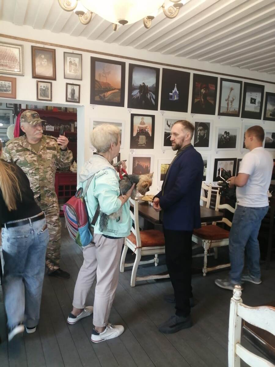 Нашему корреспонденту удалось пообщаться с автором на открытии выставки. / Фото Е. Елисеевой