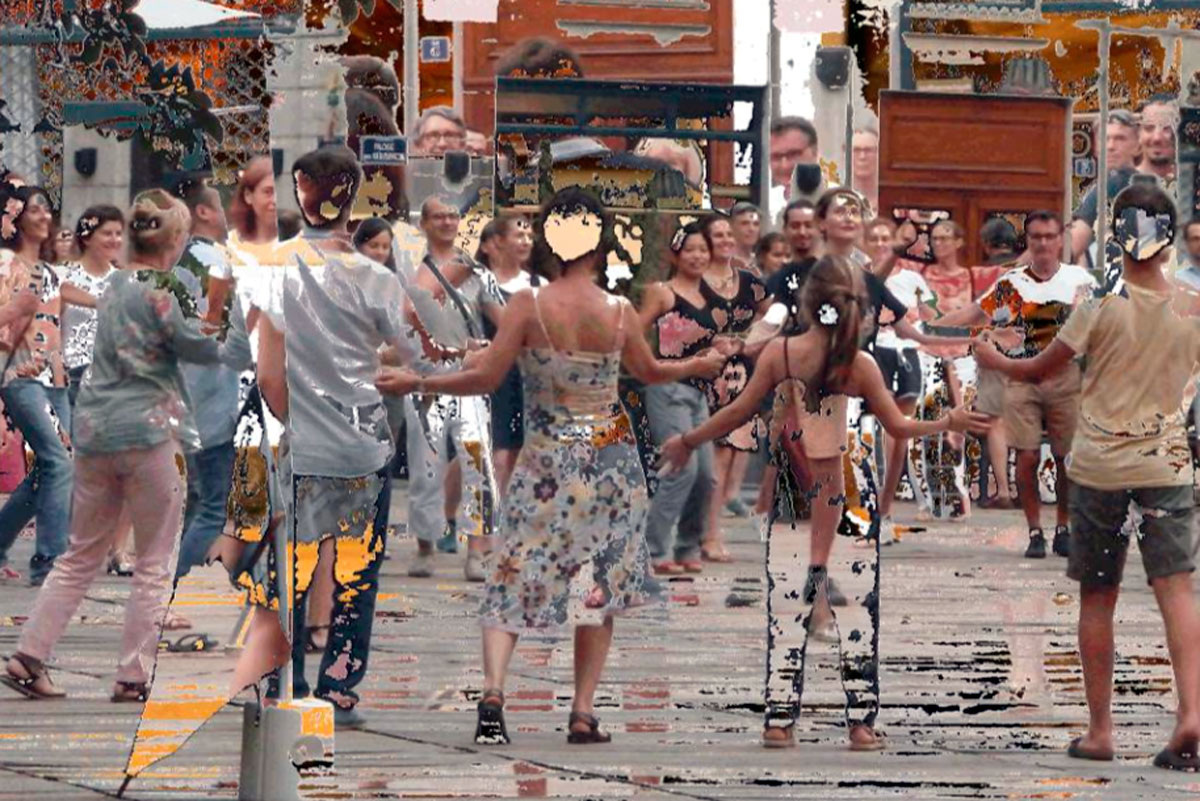 Так что люди проходят сквозь меня, не касаясь меня и их там нет