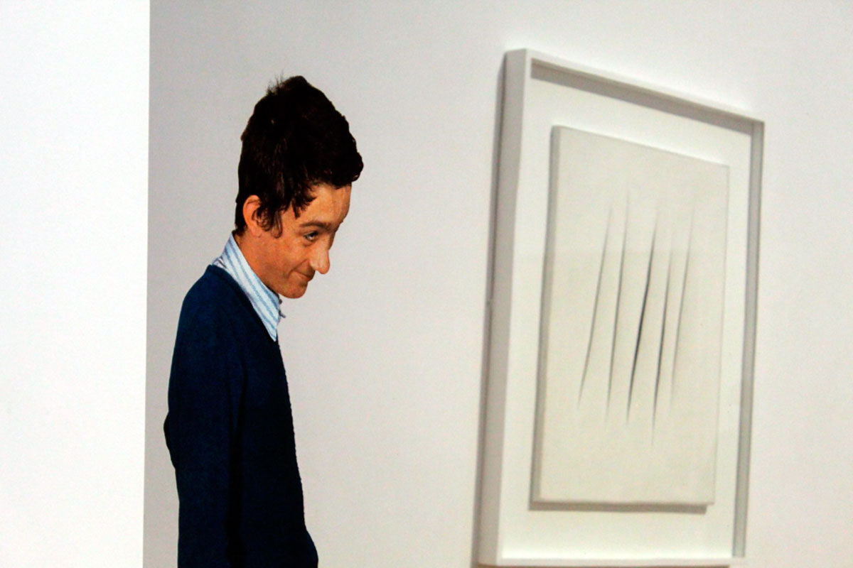 Так я бреду по коридорам, пересекаю зал за залом, а затем с наступлением темноты я сам обхожу весь музей и ложусь спать в окружении реликвий