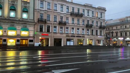 Прогулка по Санкт-Петербургу под летним дождем в центре города