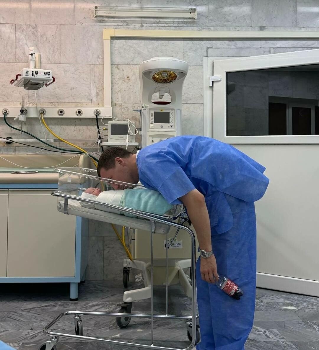    Роман Чичканов с ребенком  Фото: Архив героев