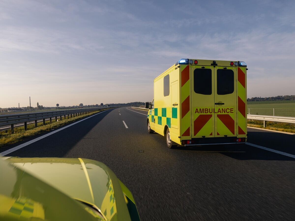    Автомобиль скорой помощи в Чехии© iStock.com / Chalabala