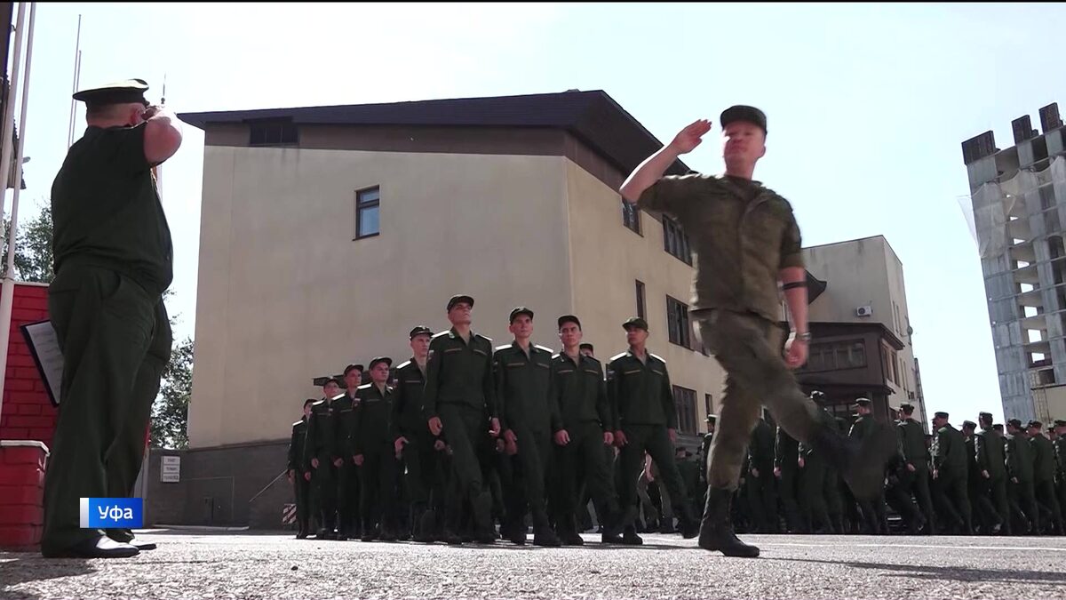    Из Уфы отправился воинский эшелон с призывниками