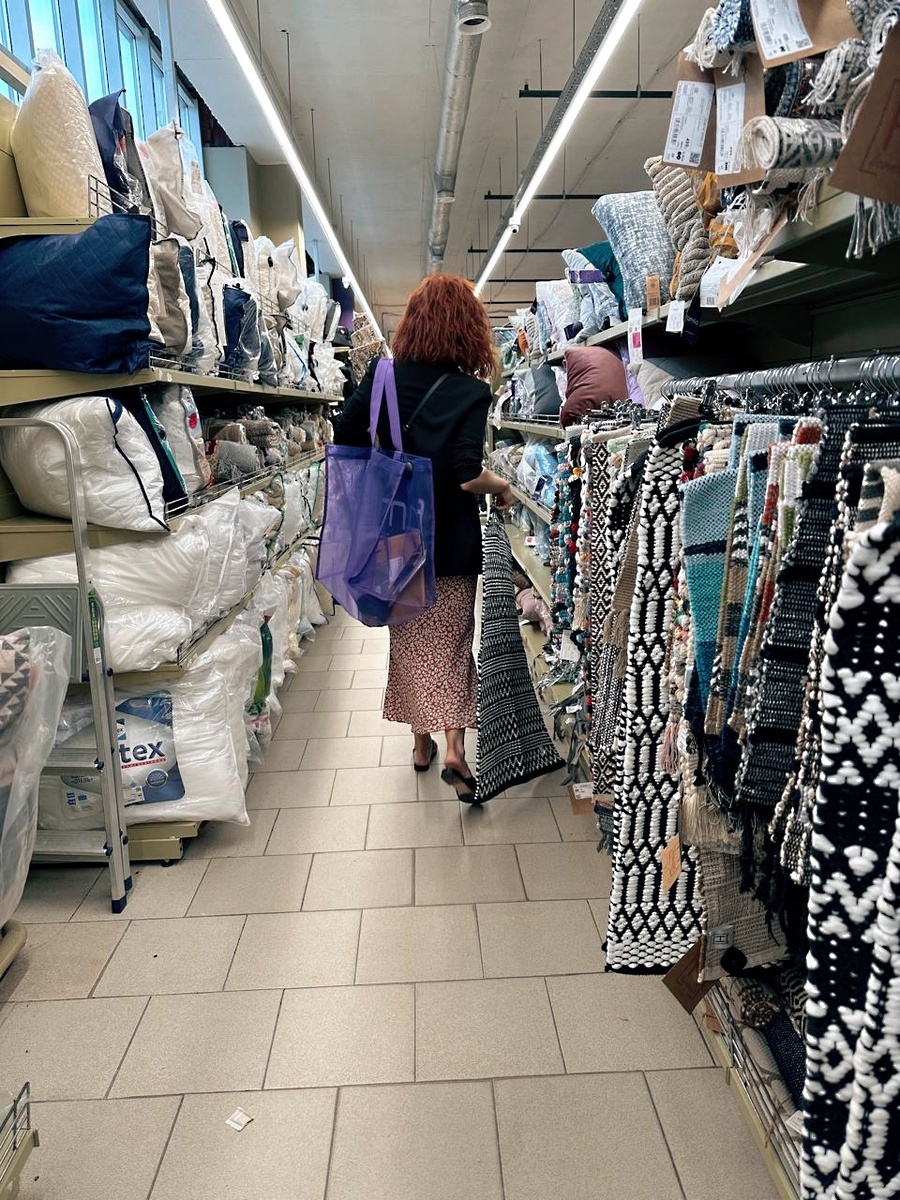 Я не умею вязать, шить или вышивать, но я точно знаю как сделать так, чтобы место, в котором ты живешь, стало не просто уютным, а на самом деле твоим. Честно, я рада, что моя любовь к ремонтам и обустройству дома так вовремя пригодилась близкому мне человеку. 