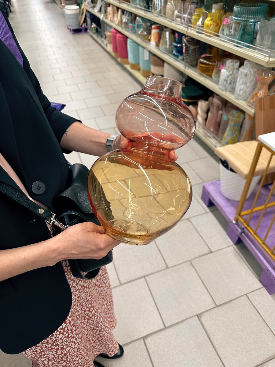 В Familia часто можно найти что-то нужное в вашей цветовой гамме. Многие думают, что на мебели и ремонте всё и заканчивается, но на самом деле любое помещение нужно обжить и желательно сделать это красиво. А в этом магазине можно отлично сэкономить.