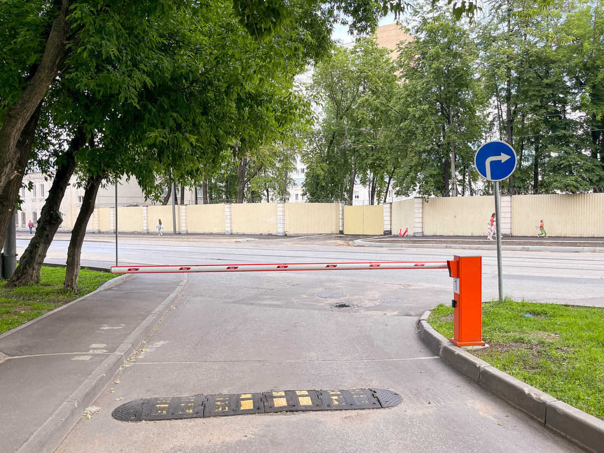 Ехал на машине по Москве и вдруг уперся в шлагбаум. Местные перекрыли  дорогу общего пользования | Самый главный путешественник | Дзен