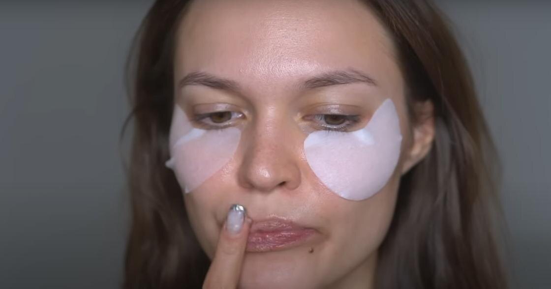    Девушка использует патчи:YouTube/Darya Key