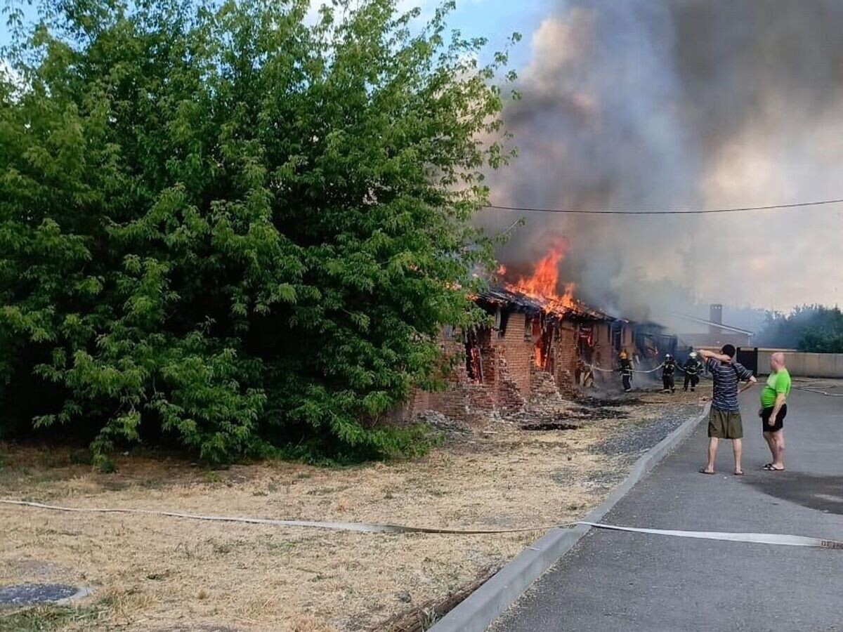    Место пожара на неэксплуатируемом складе в Азовском районе Ростовской области© Фото : соцсети