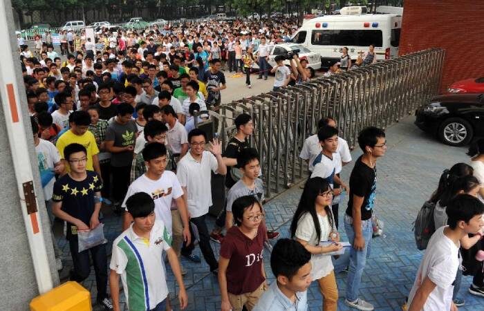  На экзамен гоакао съезжаются испытуемые. / Фото: trip-for-the-soul.ru