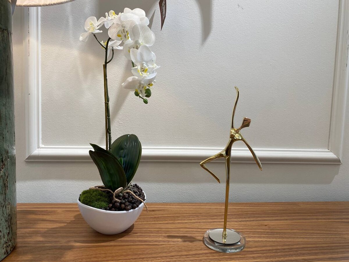 Статуэтка балерины на экспозиции в мебельном салоне Blomer