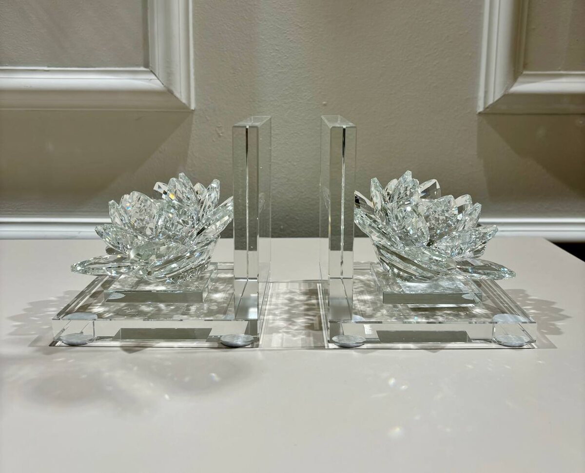 Держатели для книг "Хрустальные лотосы" в мебельном салоне Blomer