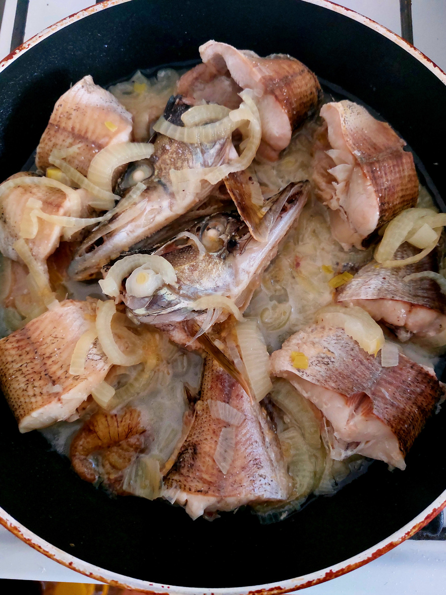 Тушеная щука с луком и сливками