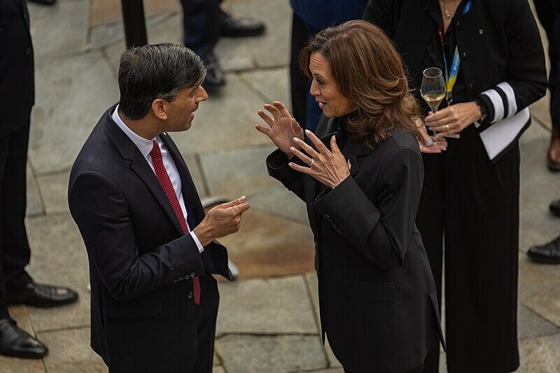 ​Организаторы заставили приехать Риши Сунака, Байден послал вместо себя вице-президента Камалу Харрис. Фото: © Simon Walker / flickr.com / commons.wikimedia.org