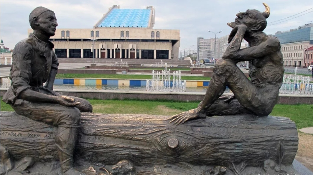 Театр тукая. Скульптура Шурале в Казани. Памятник Шурале в Казани у театра Камала. Театр Галиаскара Камала памятник шурэлеказань. Памятник в Казани возле театра Камала.