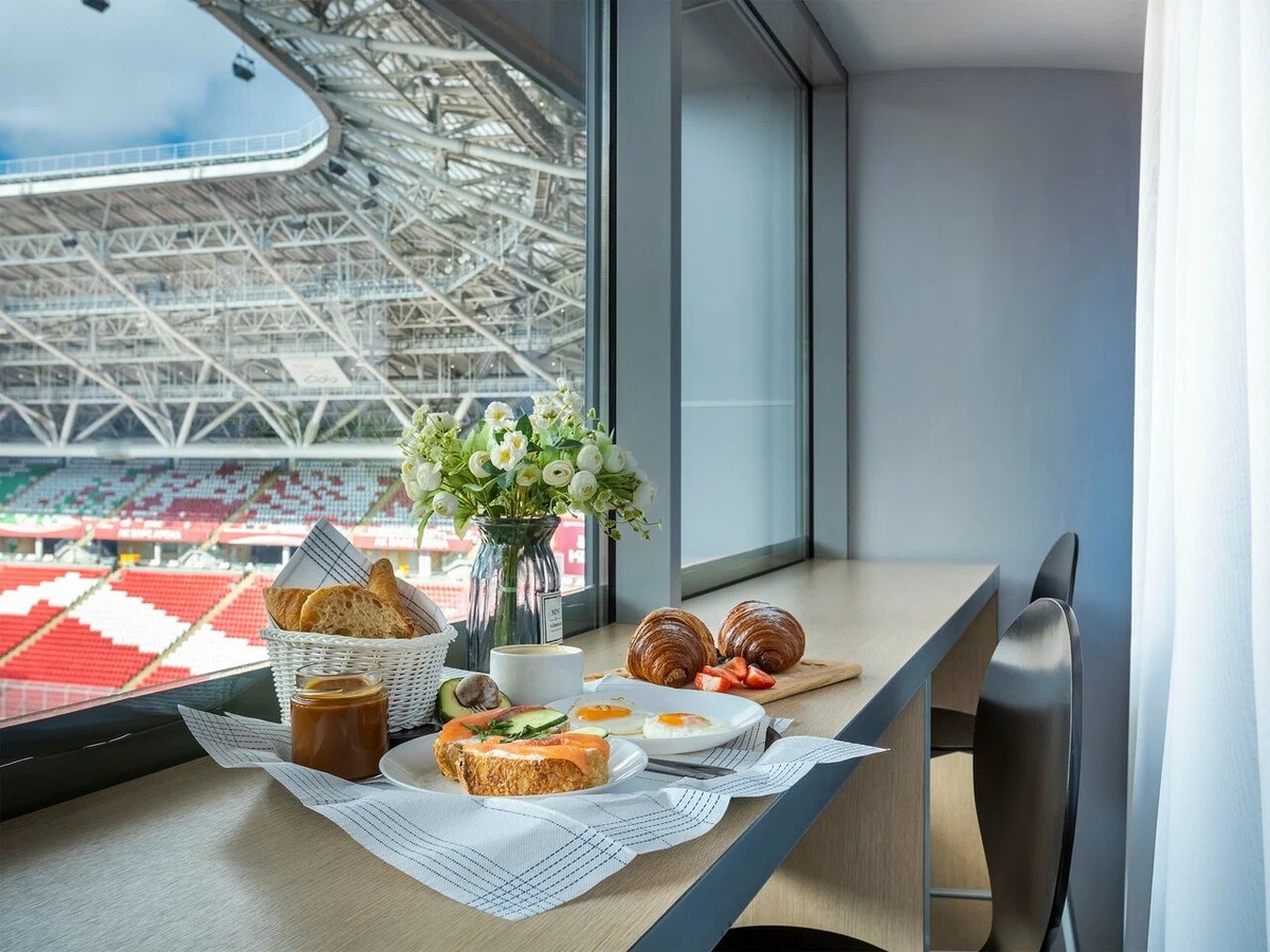 Во время матча номера становятся VIP-ложами, поэтому понаблюдать за игрой футболистов не получится. Фото: People Stadium Hotel / Яндекс Путешествия