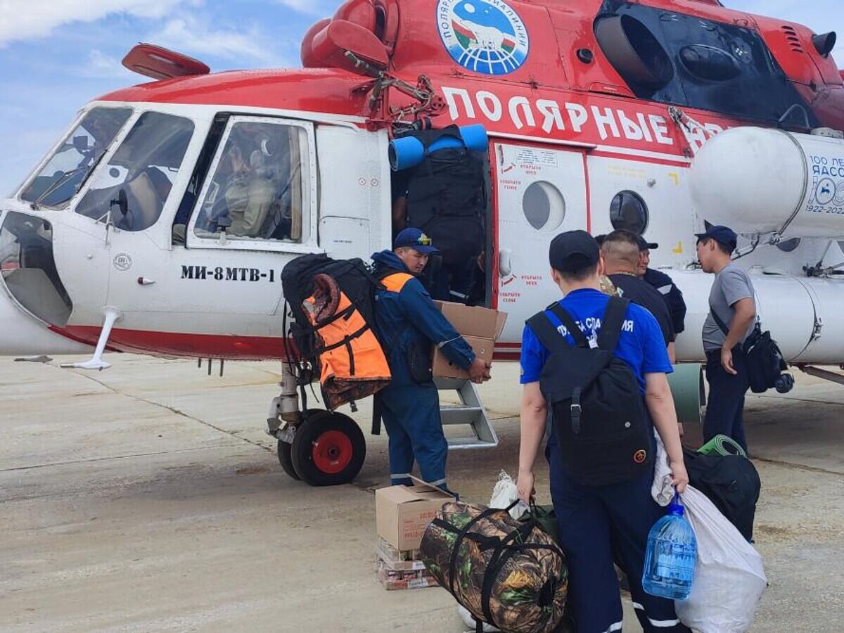    Служба спасения Якутии вылетает на место разлива нефти под селом Хоринцы в Олекминском районе© Фото : Служба спасения Якутии/ВКонтакте