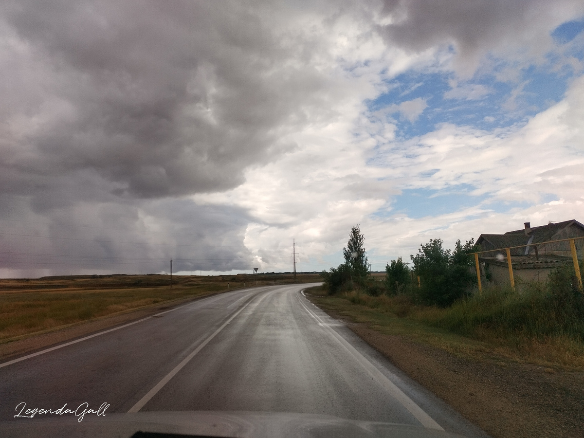 Четкая граница света и тьмы вдоль дороги