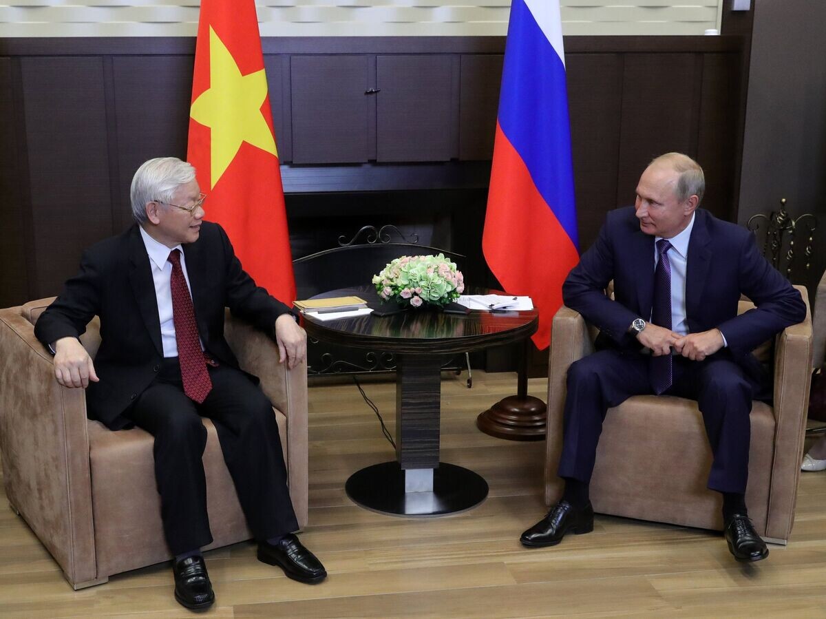    Владимир Путин и генеральный секретарь Центрального комитета коммунистической партии Социалистической Республики Вьетнам Нгуен Фу Чонг во время встречи. 6 сентября 2018© РИА Новости / Михаил Климентьев