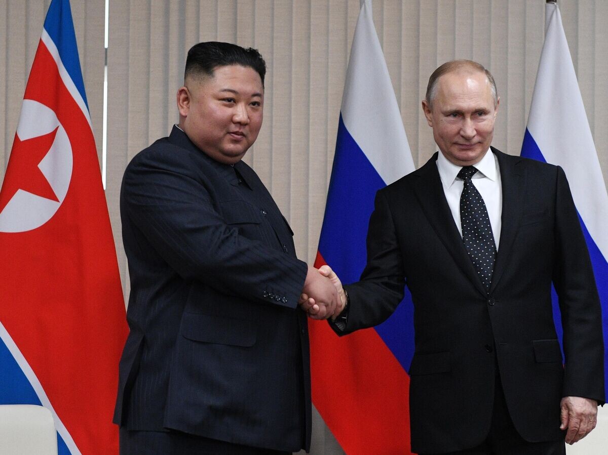    Президент РФ Владимир Путин и председатель Госсовета КНДР Ким Чен Ын во время встречи во Владивостоке© РИА Новости / Валерий Мельников