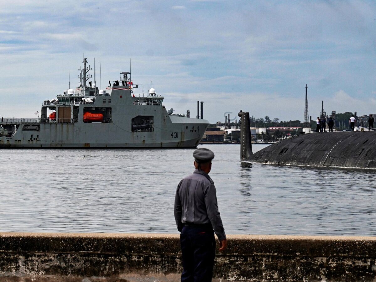    Патрульный корабль "Маргарет Брук" ВМС Канады и российская атомная подводная лодка "Казань" в порту Гаваны© AFP 2024 / YAMIL LAGE