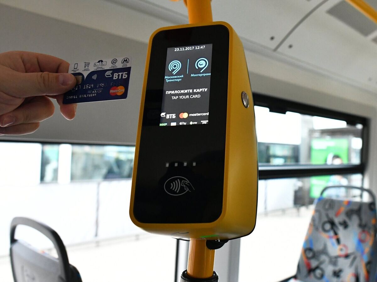    Демонстрация оплаты проезда в наземном транспорте бесконтактными банковскими картами© РИА Новости / Михаил Воскресенский