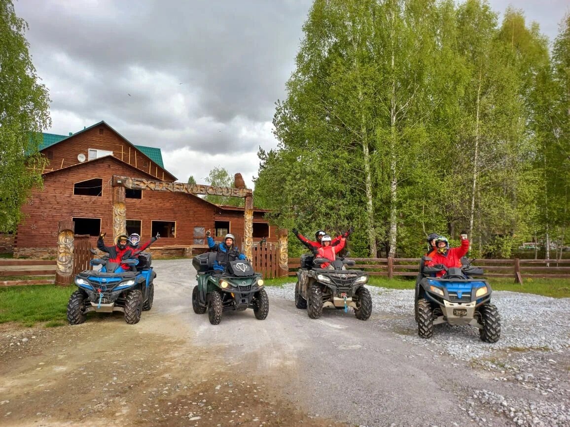 В конце экскурсии вас ждут купание и обед на берегу. Для тех, кто предпочитает отдых на воде, проводят прогулки на яхте и парусные регаты. Фото: Экстрим клуб 3* / Яндекс Путешествия