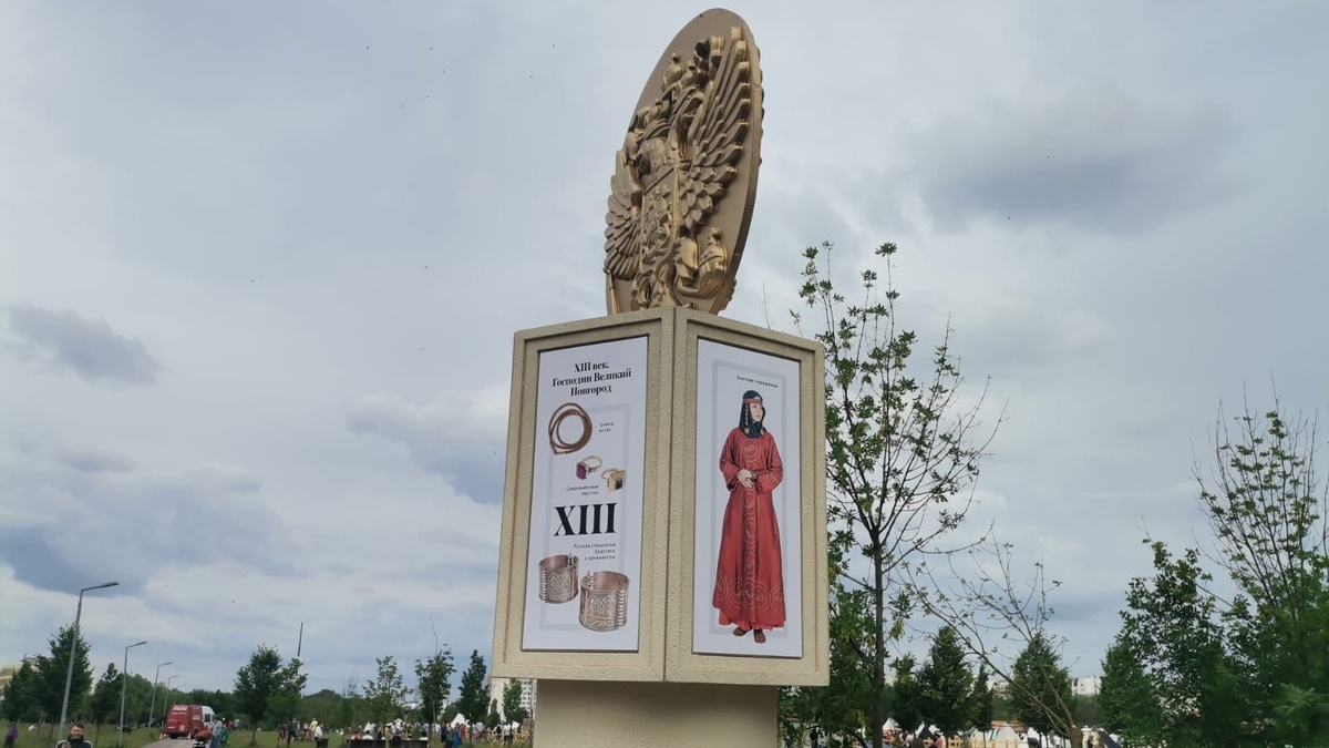 Указатель около одного из входов на фестиваль