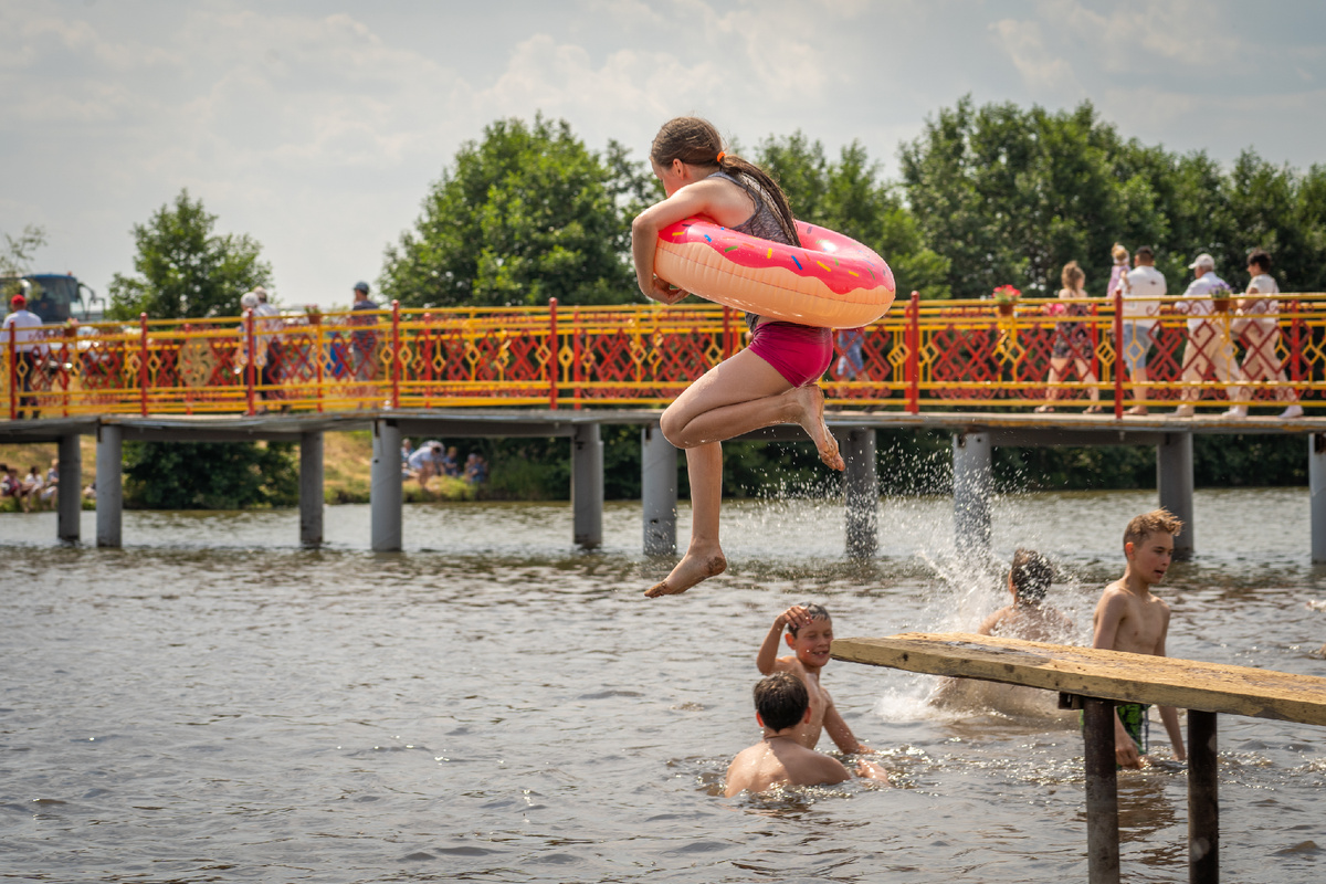 В жару растет количество детских травм. Причин много – невнимательность во время отдыха у водоемов, катание на самокатах. Фото: © Владимир Васильев / «Татар-информ»