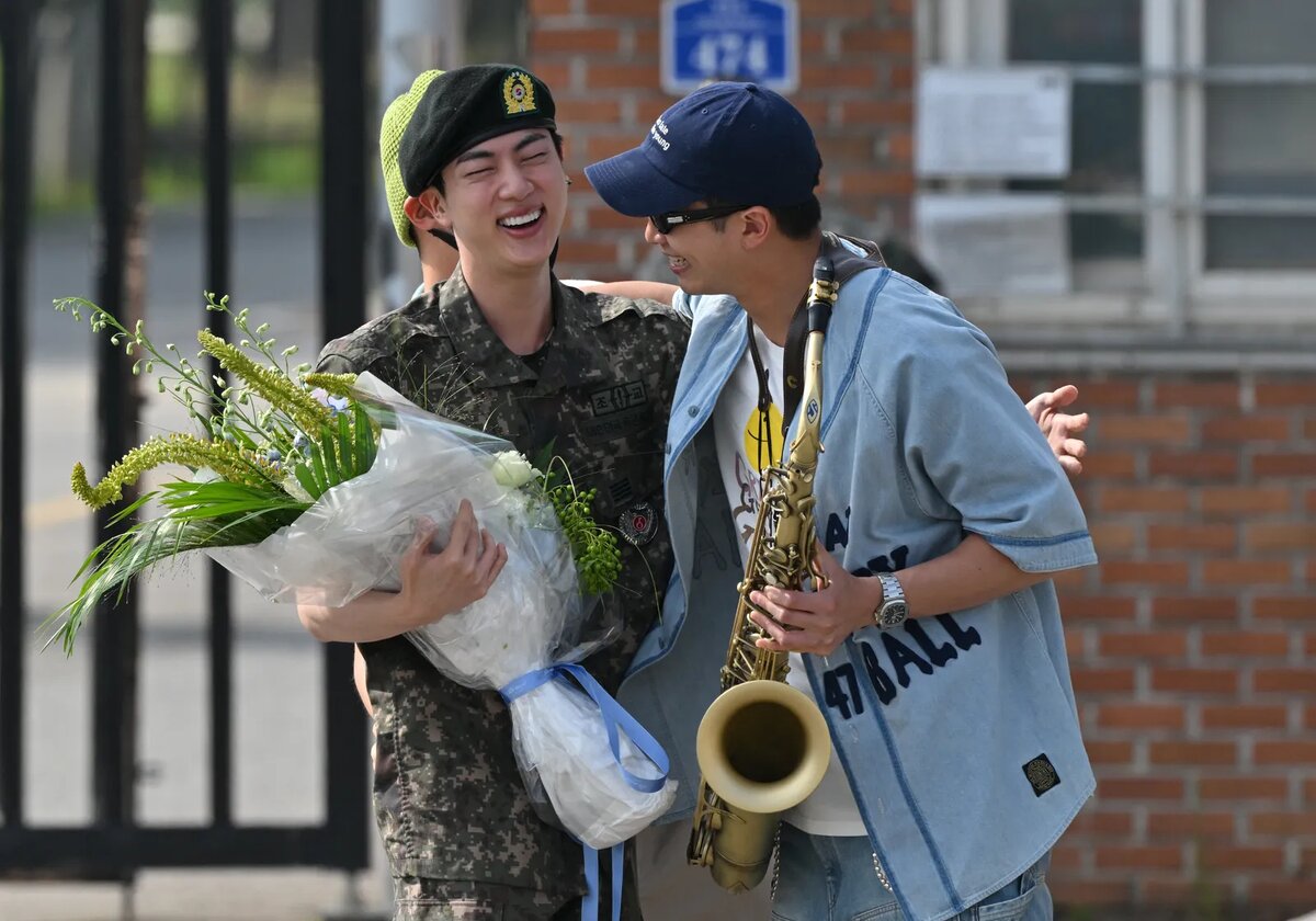 Джин из BTS вернулся из Армии под серенаду Саксофона - Смотрите фото