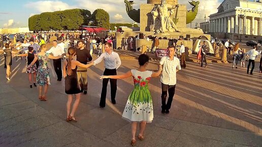 Зажигательные ритмы лета: танцуй сальсу и бачату на стрелке Васильевского острова в Петербурге 💃🕺☀️