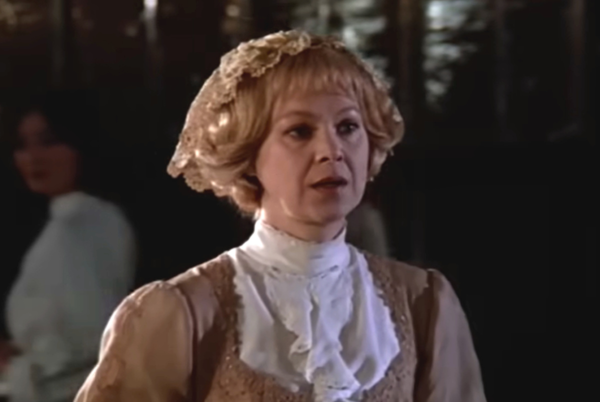 Ольга Сошникова. Кадр из кинофильма "Убить дракона", 1988 г., режиссер Марк Захаров, сценаристы Григорий Горин, Марк Захаров, композитор Геннадий Гладков (скриншот) 